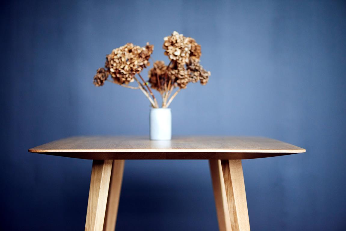 Stół drewniany do nowoczesnego mieszkania, stół dębowy