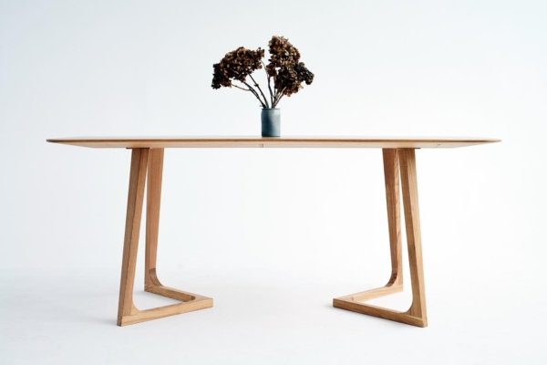 Smreki, designerski stół drewniany, nowoczesny stół do małego mieszkania